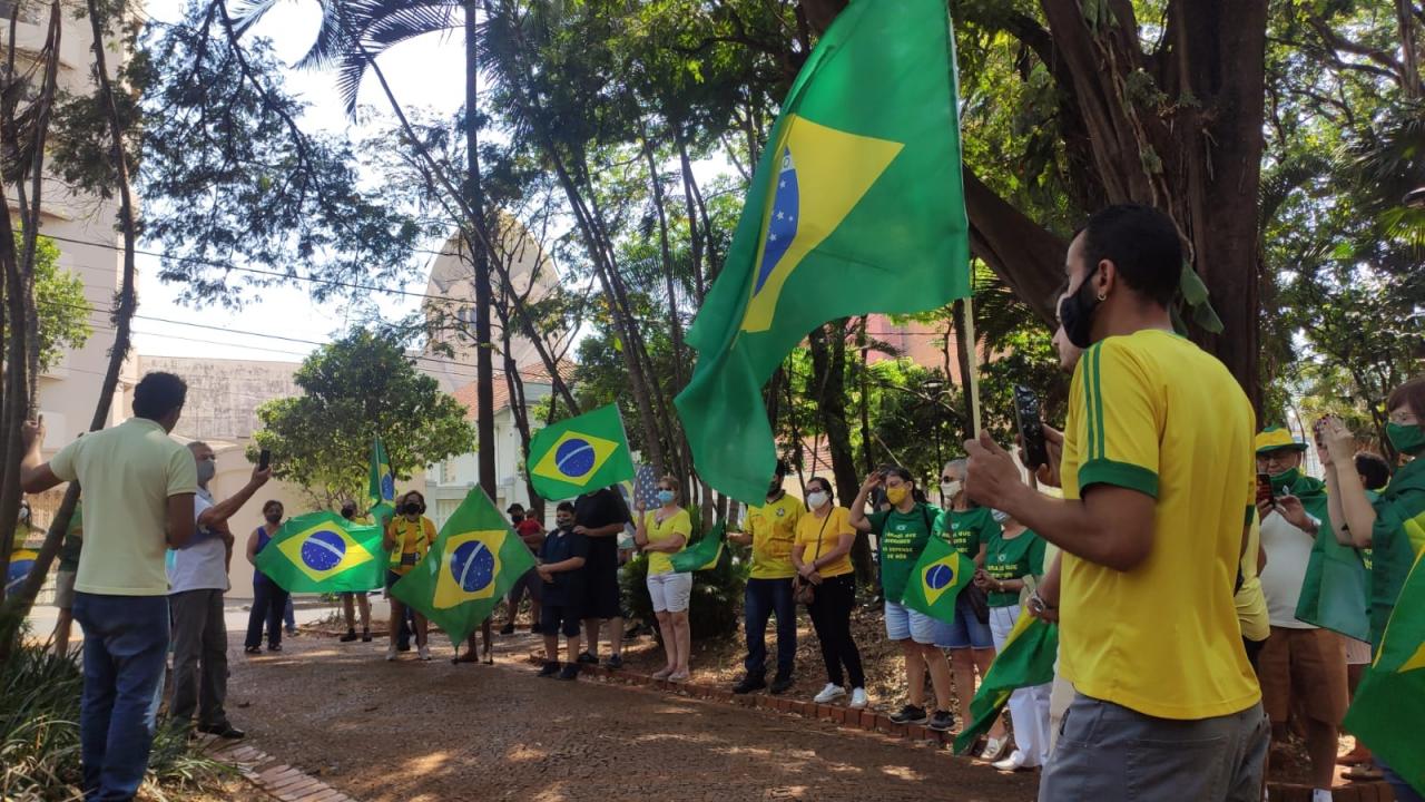 Foto 10 de 31 — Manifestantes fazem ato pró-Bolsonaro na Praça da Independência; veja imagens